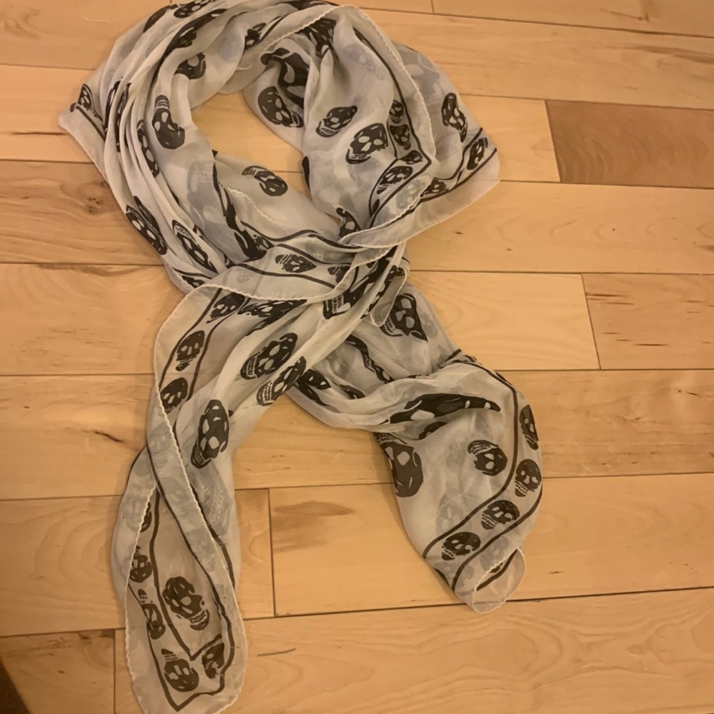 Alexander McQueen skull scarf